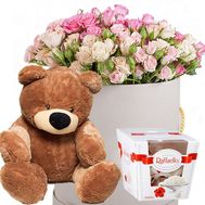 Коробка троянд з цукерками і ведмедиком