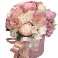 Півонії і еустома в коробці