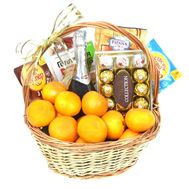 Кошик з фруктами та продуктами