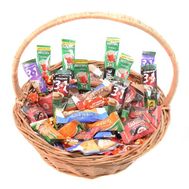 Подарунковий кошик з цукерками та кавою