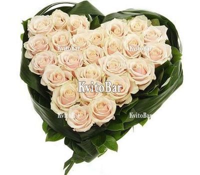 Серце із 25 білих троянд