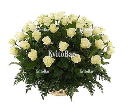 51 біла троянда у кошику