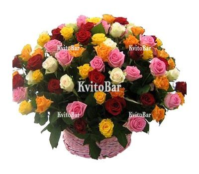 75 різнокольорових троянд у кошику