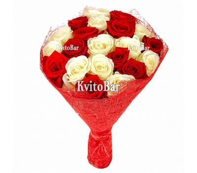 Букет із 21 червоної та білої троянди