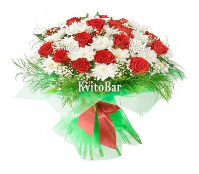 Червоні троянди і білі хризантеми