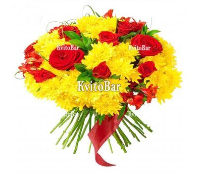 Яскравий букет із хризантем і троянд