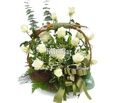 Кошик білих троянд