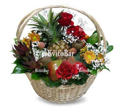 Кошик фруктів з квітами