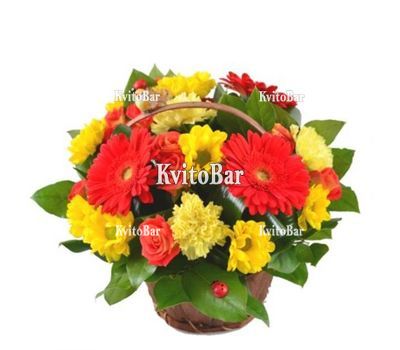 Яскраві квіти в кошику