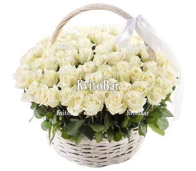 Кошик з 101 білої троянди