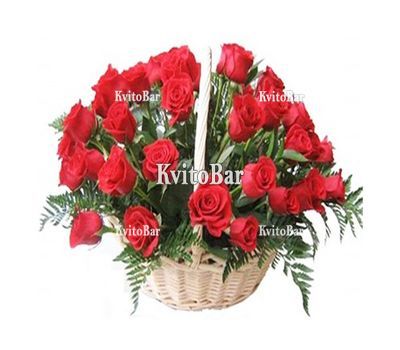 Кошик з 35 червоними трояндами
