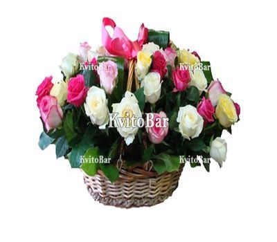 Кошик із 35 троянд