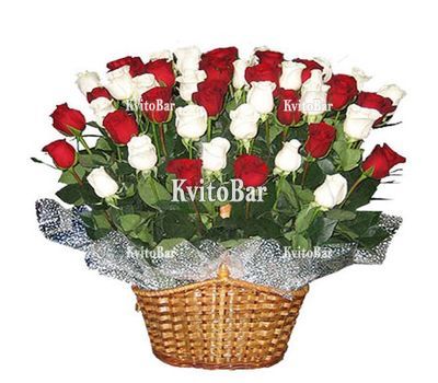 Кошик із 55 різнокольорових троянд