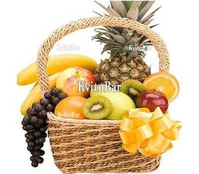 Кошик фруктів з ананасом