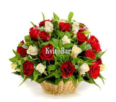 Кошик з 41 трояндами різного кольору