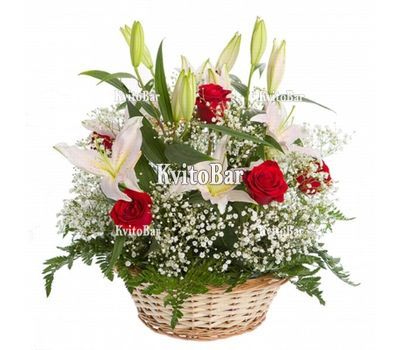 Кошик з червоних троянд і лілій
