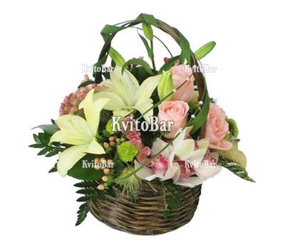 Кошик з троянд і орхідей