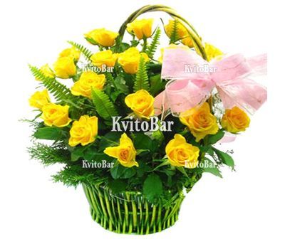 Кошик із 25 жовтих троянд