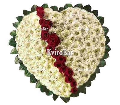 Серце з хризантем і червоних троянд