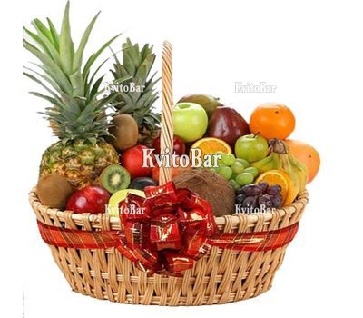 Величезний кошик з фруктами