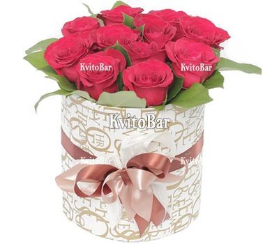 11 червоних троянд в коробці