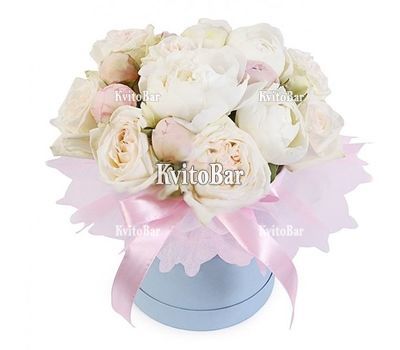 15 білих півоній в коробці