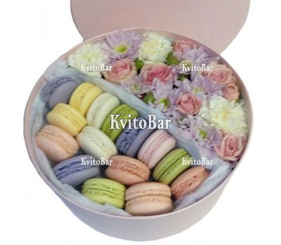 Ніжні квіти з тістечками макарун