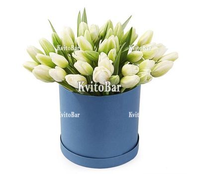 Белые тюльпаны в коробке