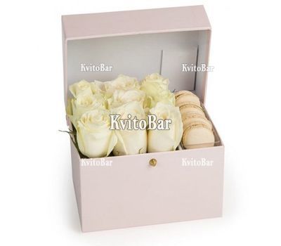 Білі троянди і макаруни