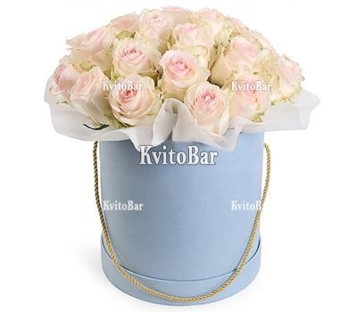 Білі троянди в коробці