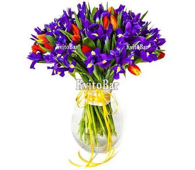 Букет із ірисів і тюльпанів