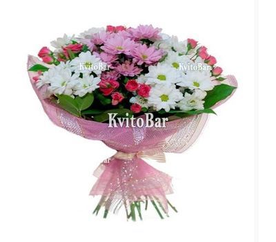 Букет із хризантем і кущових троянд