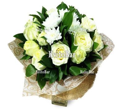 Букет із хризантем і троянд