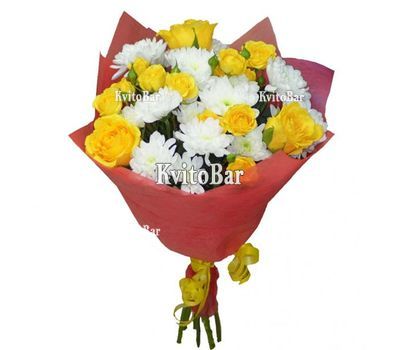Букет із жовтих троянд і білих хризантем