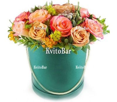 Коробка з помаранчевих і кремових троянд