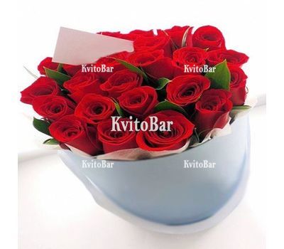 Червоні імпортні троянди в коробці