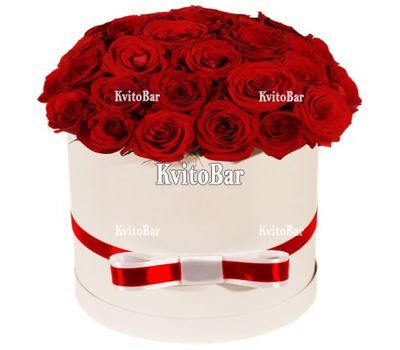 Червоні троянди в коробці