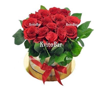 15 червоних троянд в коробці