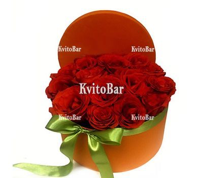 Червоні троянди в шляпній коробці