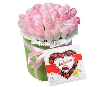 Коробка рожевих тюльпанів