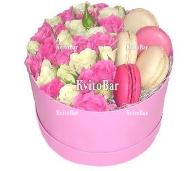 Білі і рожеві троянди в коробці з макарунами