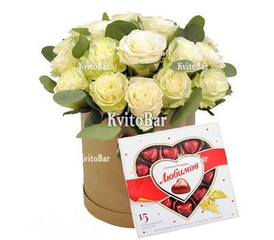 Квіти в коробці білі троянди