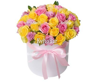 Букет квітів у коробці з троянд