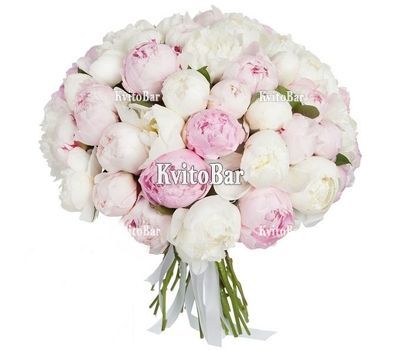 Великий букет з білих і рожевих півоній