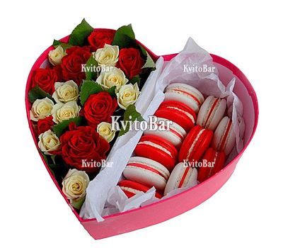 Червоні і білі троянди з макарунами в коробці