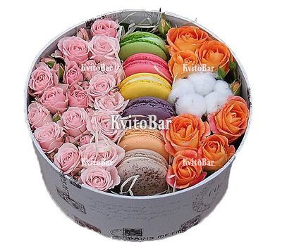 Коробка з трояндами і макарунами