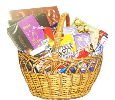 Кошик цукерок та солодощів