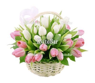 Кошик з тюльпанами