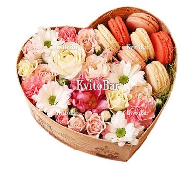 Квіти і макаруни в коробці