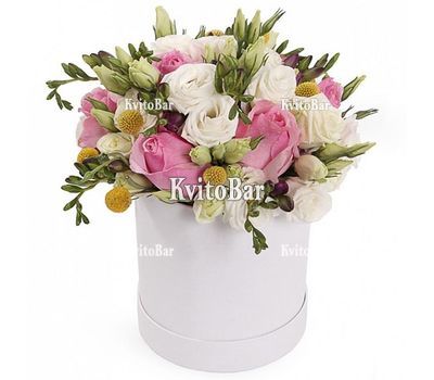 Композиція з троянд та еустом у коробці